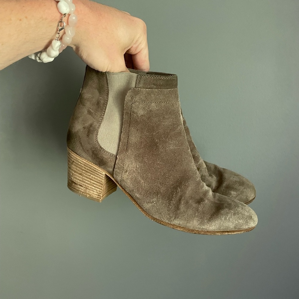 VINCE Hallie Grey Suede Ankle Boots Womens Size 8